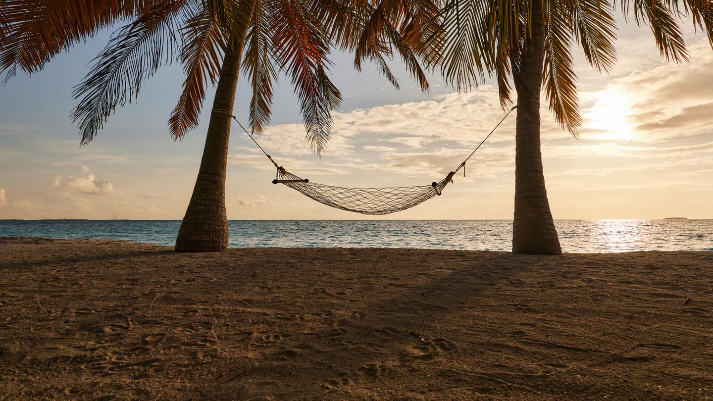 Verlassene Hängematte am Strand – hier kommt so schnell kein itravel-Kunde mehr hin