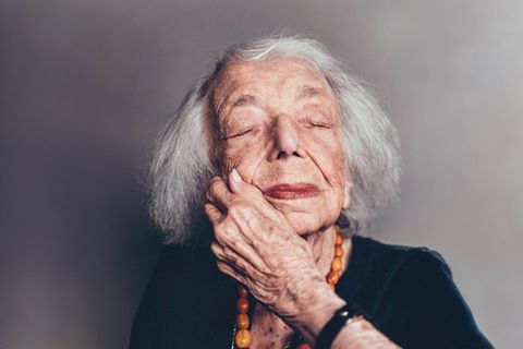 Margot Friedländer im Portrait mit geschlossenen Augen
