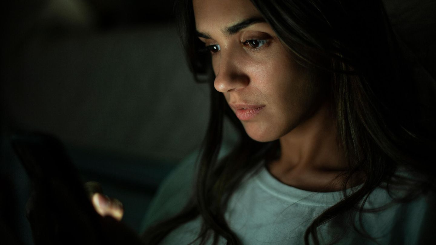 Eine junge Frau schaut aufs Smartphone. Julia Peirano schätzt die Situation ein