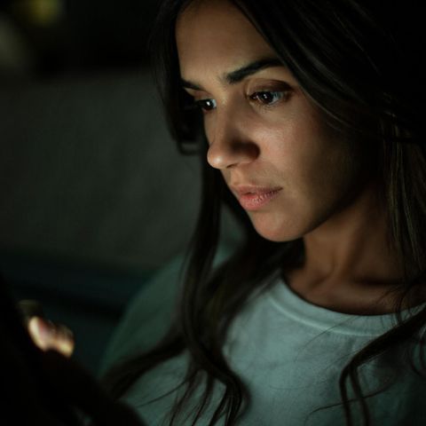 Eine junge Frau schaut aufs Smartphone. Julia Peirano schätzt die Situation ein