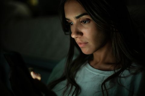 Eine junge Frau schaut aufs Smartphone. Julia Peirano schätzt die Situation ein