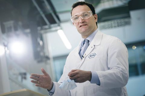 Damaliger Gesundheitsminister Jens Spahn beim Besuch eines Biotech-Konzerns während der Corona-Pandemie