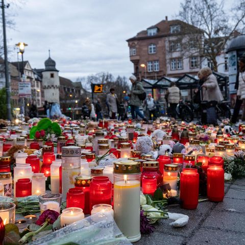 Aschaffenburg: In the Schöntalpark, people put candles and flowers to commemorate