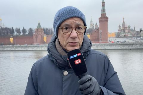 Der Kreml sei verhandlungsbereit, droht jedoch gleichzeitig, berichtet Auslandskorrespondent Rainer Munz aus Moskau. Was das im Detail bedeutet sehen Sie im Video.