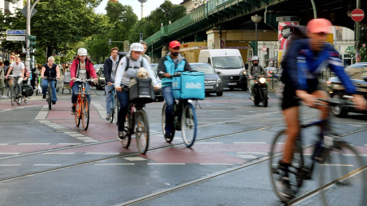 Dichter Verkehr auf einer Kreuzung