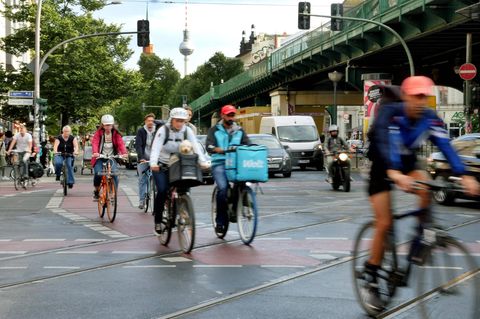 Dichter Verkehr auf einer Kreuzung