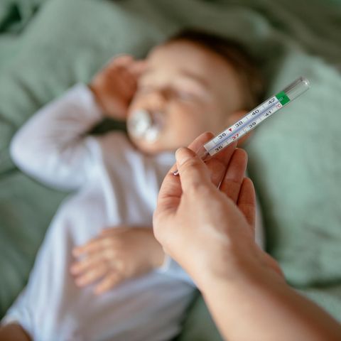 Krankes Kind mit Fieber  – Australien: Mutter soll Kind vergiftet und damit Spenden gesammelt haben