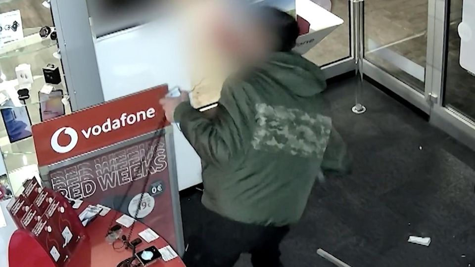 "Dümmster Einbrecher": Schwere Folgen und großer Aufwand für wertlose Attrappen Das hat sich definitiv nicht gelohnt! Dieser Einbrecher wird sich für einen Diebstahl verantworten müssen, der ihm finanziell absolut gar nichts gebracht haben dürfte.