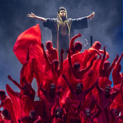 The Weeknd auf der Bühne bei einem Auftritt mit rot gekleideten Statisten The Weeknd auf der Bühne bei einem Auftritt mit rot gekleideten Statisten