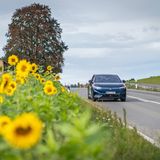 VW ID7  In Sachen Motorleistung fährt der VW ID7 zwar nicht in der ersten Reihe mit, weil der modulare Elektrobaukasten nicht für gigantische Power ausgelegt wurde, doch 210 kW/286 PS dürften für die meisten Kunden reichen. Der GTX-Allradler lockt immerhin mit 250 kW/340 PS. Preislich geht es bei knapp 54.000 Euro für die Basisversion mit 210-kW-Antrieb los – leider mehr als 10.000 Euro teurer als das Tesla Model 3