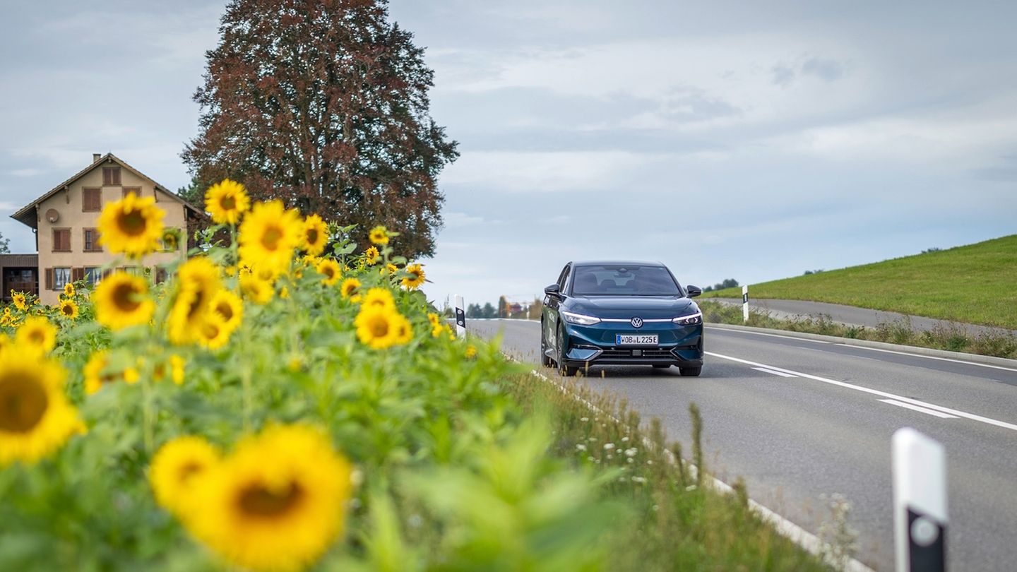 Kaufalternativen: VW ID7 In Sachen Motorleistung fährt der VW ID7 zwar nicht in der ersten Reihe mit, weil der modulare Elektrobaukasten nicht für gigantische Power ausgelegt wurde, doch 210 kW/286 PS dürften für die meisten Kunden reichen. Der GTX-Allradler lockt immerhin mit 250 kW/340 PS. Preislich geht es bei knapp 54.000 Euro für die Basisversion mit 210-kW-Antrieb los – leider mehr als 10.000 Euro teurer als das Tesla Model 3 VW ID7 In Sachen Motorleistung fährt der VW ID7 zwar nicht in der ersten Reihe mit, weil der modulare Elektrobaukasten nicht für gigantische Power ausgelegt wurde, doch 210 kW/286 PS dürften für die meisten Kunden reichen. Der GTX-Allradler lockt immerhin mit 250 kW/340 PS. Preislich geht es bei knapp 54.000 Euro für die Basisversion mit 210-kW-Antrieb los – leider mehr als 10.000 Euro teurer als das Tesla Model 3