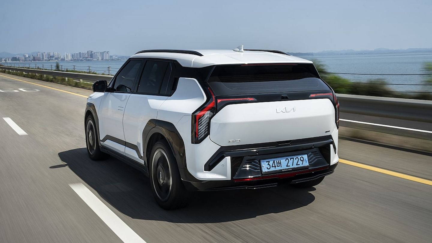 Kaufalternativen: Kia EV3 Der Kia EV3 ist derzeit eine der interessantesten Möglichkeiten, fair gepreist mit einem elektrischen SUV unterwegs zu sein. Zugegeben, mit einer Länge von 4,30 Metern ist der EV3 zwei Klassen kürzer als das Model Y von Tesla, bietet jedoch ein stattliches Platzangebot und eine besonders einfache Bedienung Kia EV3 Der Kia EV3 ist derzeit eine der interessantesten Möglichkeiten, fair gepreist mit einem elektrischen SUV unterwegs zu sein. Zugegeben, mit einer Länge von 4,30 Metern ist der EV3 zwei Klassen kürzer als das Model Y von Tesla, bietet jedoch ein stattliches Platzangebot und eine besonders einfache Bedienung