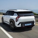 Kia EV3  Der Kia EV3 ist derzeit eine der interessantesten Möglichkeiten, fair gepreist mit einem elektrischen SUV unterwegs zu sein. Zugegeben, mit einer Länge von 4,30 Metern ist der EV3 zwei Klassen kürzer als das Model Y von Tesla, bietet jedoch ein stattliches Platzangebot und eine besonders einfache Bedienung