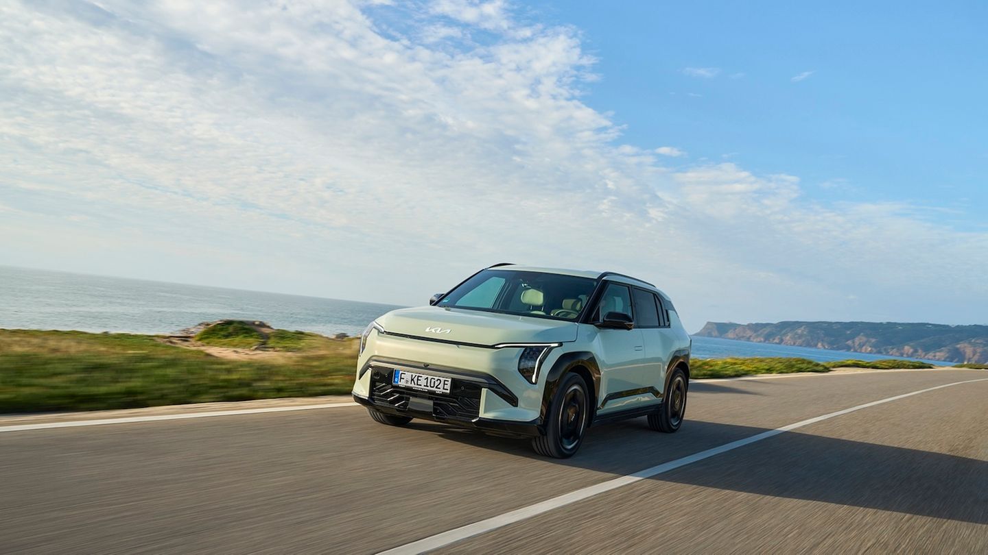 Kia EV3  Preislich geht es bei rund 35.000 Euro los; doch wer sich für die GT-Topversion entscheidet, der muss auch für den Kia EV3 mehr als 48.000 Euro hinlegen. Mit dem 82-kWh-Akku sind mehr als 600 Kilometer drin. Leider lädt der Kia EV3 klassenbedingt nur mit 400-Volt-Technik
