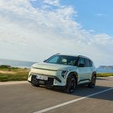 Kia EV3  Preislich geht es bei rund 35.000 Euro los; doch wer sich für die GT-Topversion entscheidet, der muss auch für den Kia EV3 mehr als 48.000 Euro hinlegen. Mit dem 82-kWh-Akku sind mehr als 600 Kilometer drin. Leider lädt der Kia EV3 klassenbedingt nur mit 400-Volt-Technik