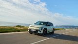 Kia EV3  Preislich geht es bei rund 35.000 Euro los; doch wer sich für die GT-Topversion entscheidet, der muss auch für den Kia EV3 mehr als 48.000 Euro hinlegen. Mit dem 82-kWh-Akku sind mehr als 600 Kilometer drin. Leider lädt der Kia EV3 klassenbedingt nur mit 400-Volt-Technik