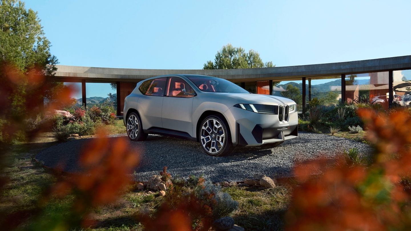 Kaufalternativen: BMW iX3 Ab Ende des Jahres bekommt das Tesla Model Y einen gefährlichen Gegner, denn dann bringt BMW nach der Premiere auf der IAA im Herbst den neuen iX3 heraus – das erste Modell der sogenannten neuen Klasse. Nächsten Jahr folgt der BMW i3, der dem Tesla Model 3 gefährlich werden dürfte BMW iX3 Ab Ende des Jahres bekommt das Tesla Model Y einen gefährlichen Gegner, denn dann bringt BMW nach der Premiere auf der IAA im Herbst den neuen iX3 heraus – das erste Modell der sogenannten neuen Klasse. Nächsten Jahr folgt der BMW i3, der dem Tesla Model 3 gefährlich werden dürfte