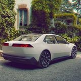 BMW iX3  Der BMW iX3 wird mit Hinterrad- und Allradantrieb in einem besonders breiten Antriebsspektrum bis hin zu leistungsstarken M-Sportmodellen verfügbar sein. Erstmals entfallen bei BMW die bekannt übersichtlichen Instrumente und es gibt ein Panorama-Display, das die wichtigsten Informationen in den unteren Bereich der Windschutzscheibe projiziert