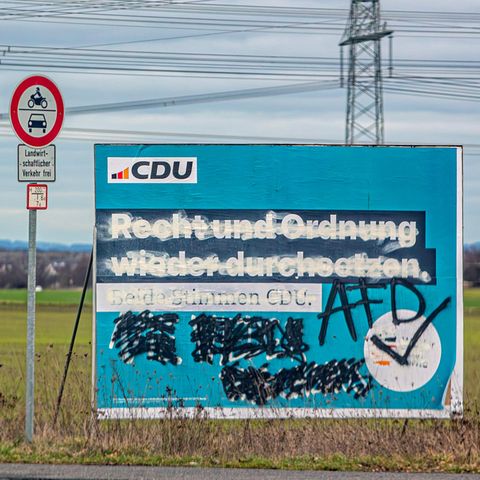 Symbolbild zur Bundestagswahl 2025: Ein mit AFD Slogans beschmiertes CDU Wahlplakat