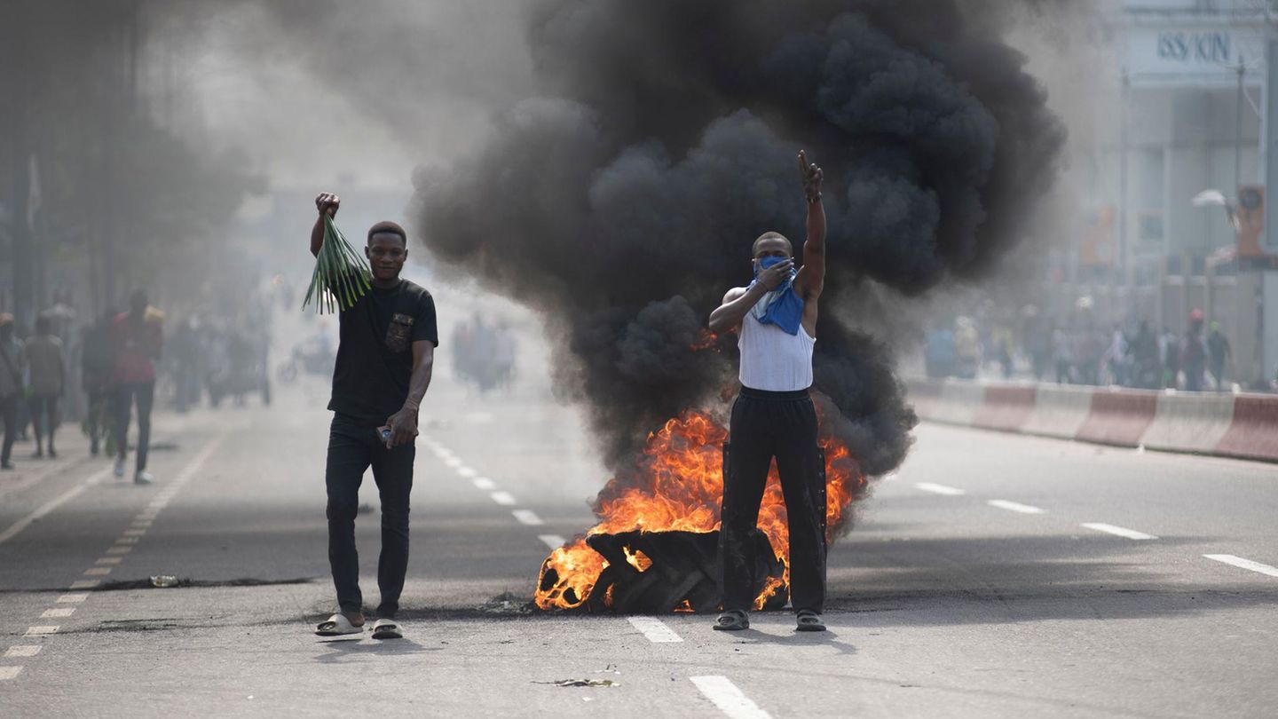 Menschen im Kongo protestieren gegen das Vordringen der von Ruanda unterstützten M23-Rebellen im Osten
