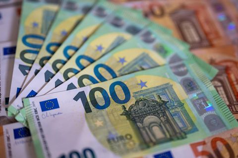 100- und 50-Euro-Scheine liegen aufgefächert auf einem Tisch