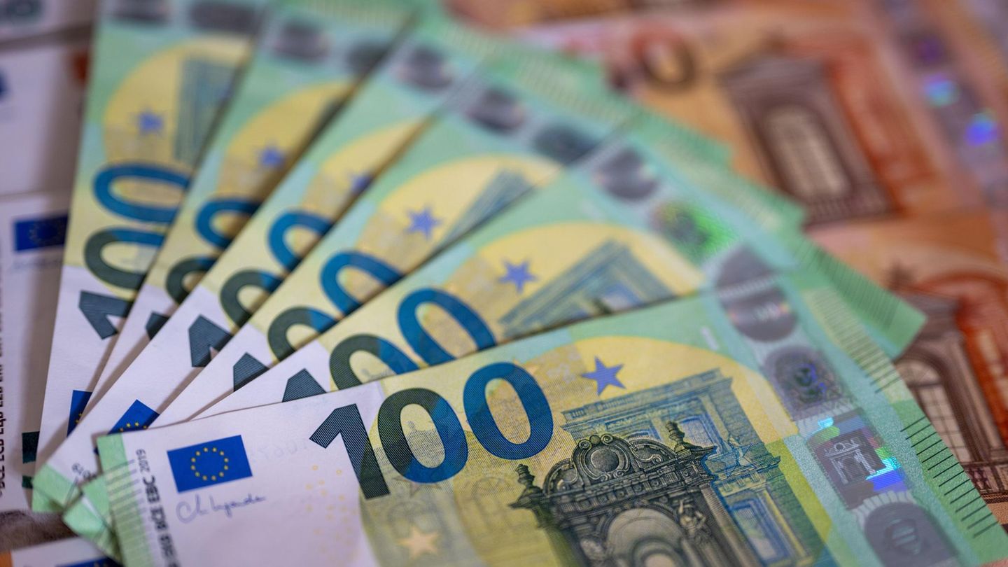 100- und 50-Euro-Scheine liegen aufgefächert auf einem Tisch