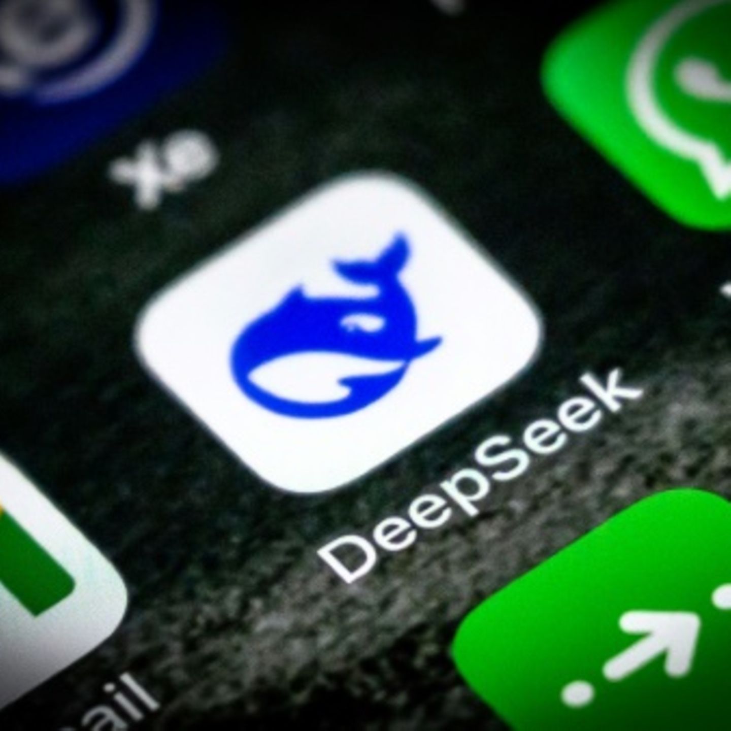 28--logo-der-deepseekapp-auf-einem-smartphone---49f5f12804c417e0.jpg