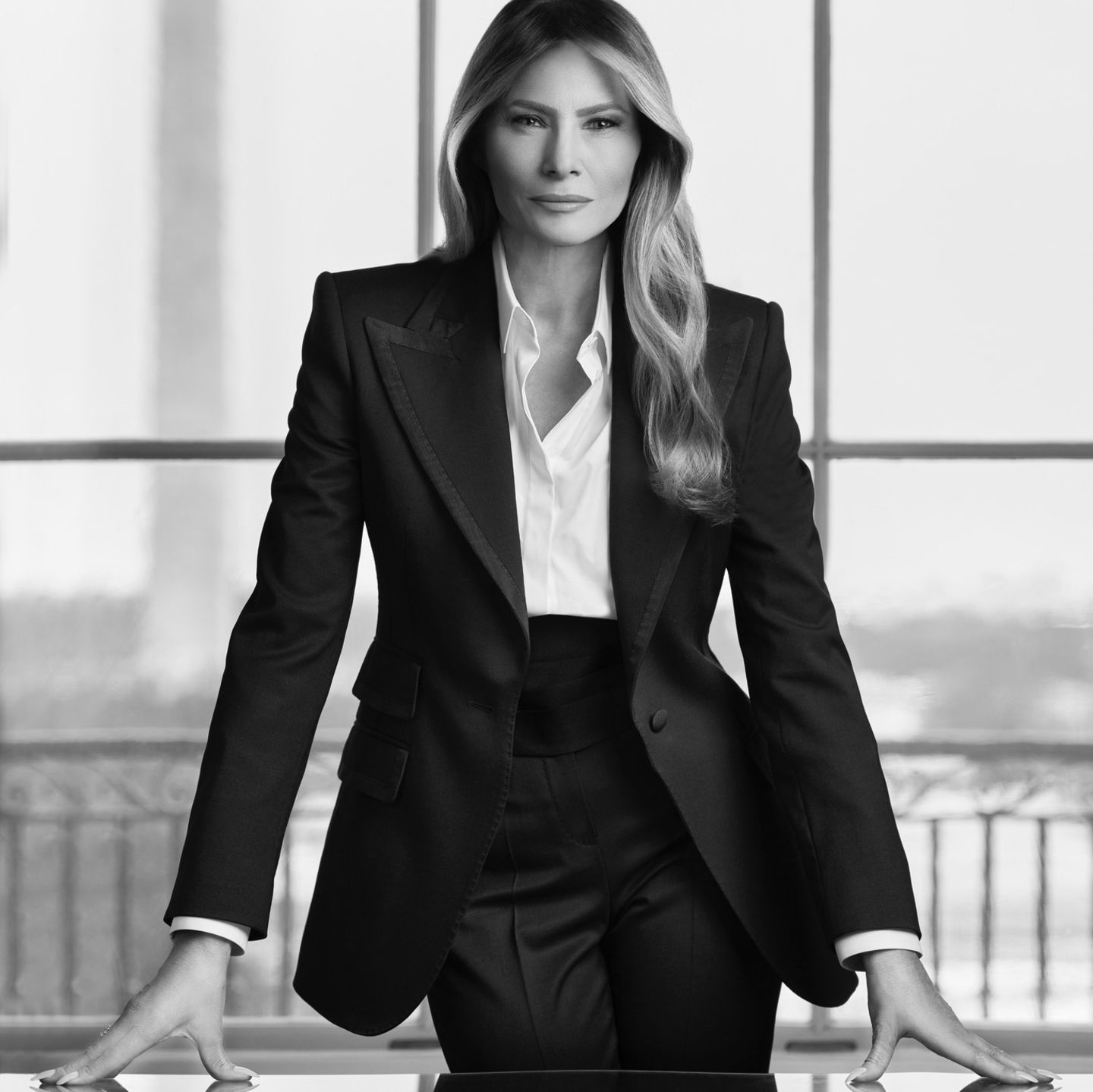 Melania Trump im Smoking an einem Schreibtisch vor dem Washington Monument