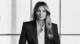 Melania Trump im Smoking an einem Schreibtisch vor dem Washington Monument