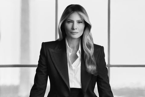 Melania Trump im Smoking an einem Schreibtisch vor dem Washington Monument