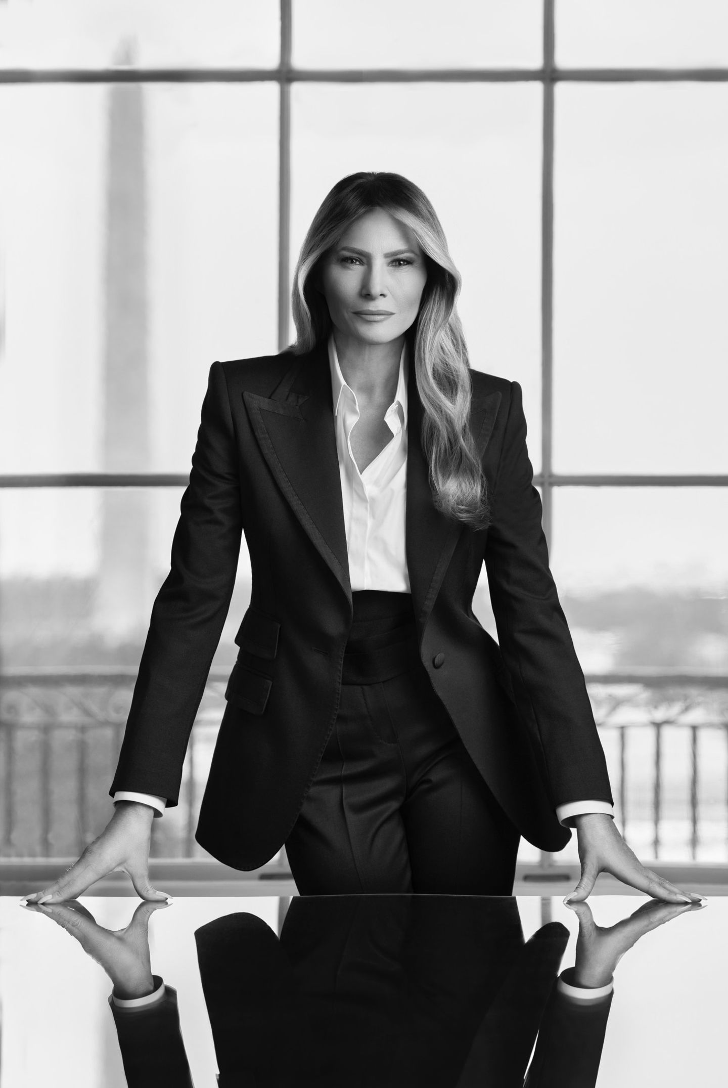 Melania Trump im Smoking an einem Schreibtisch vor dem Washington Monument