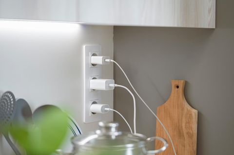 Drei Ladekabel samt Gerät stecken ungenutzt in der Steckdose