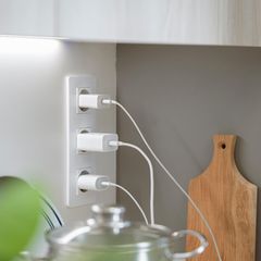 Drei Ladekabel samt Gerät stecken ungenutzt in der Steckdose