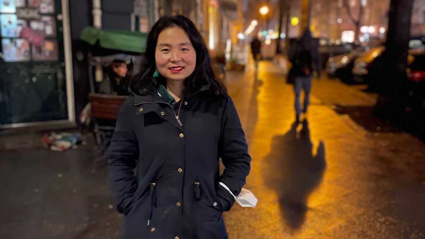 Moni Zhang in Berlin. Vor zehn Jahren kam sie aus China nach Europa, fand dann hier zur Comedy