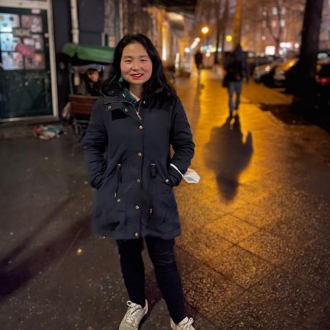 Moni Zhang in Berlin. Vor zehn Jahren kam sie aus China nach Europa, fand dann hier zur Comedy