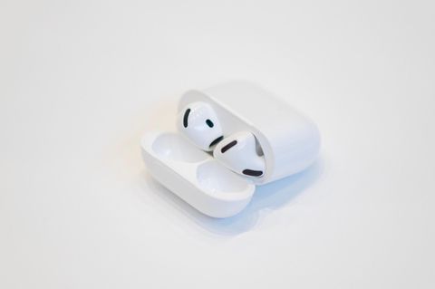 Apple Airpods auf weißem Grund