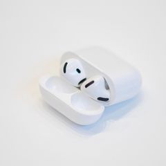 Apple Airpods auf weißem Grund