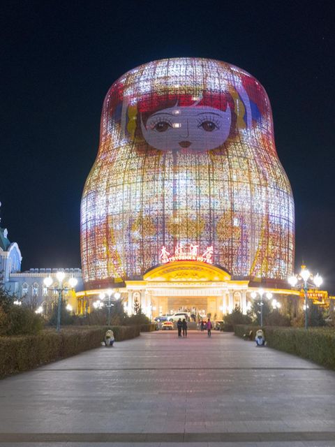 Russland nachewmpfunden: Außenansicht des Matryoshka Hotel in Manzhouli