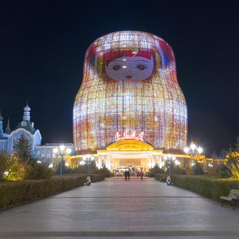 Russland nachewmpfunden: Außenansicht des Matryoshka Hotel in Manzhouli