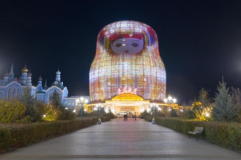 Russland nachewmpfunden: Außenansicht des Matryoshka Hotel in Manzhouli