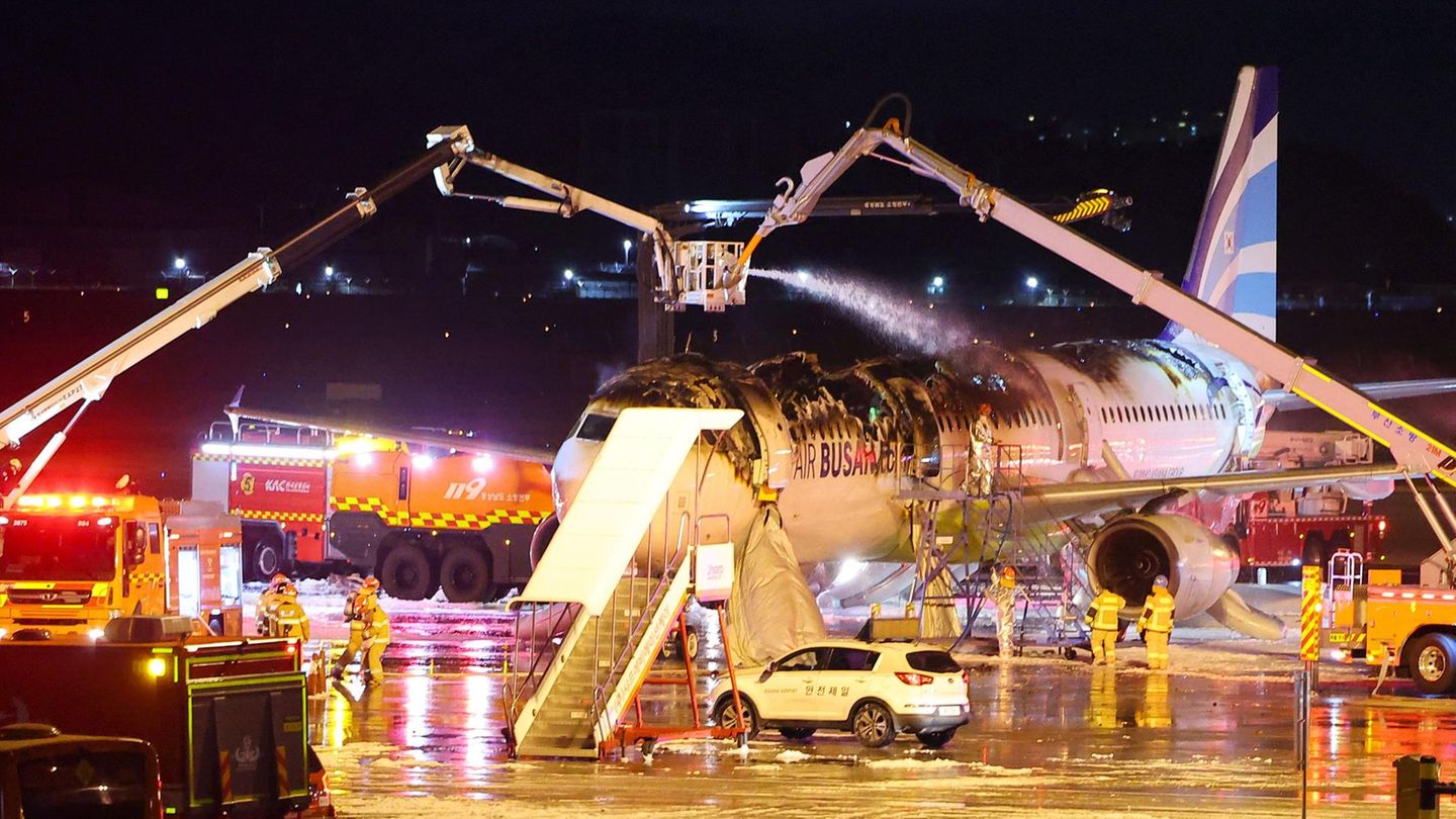 Zwei Ausleger mit Löschkanonen zielen auf ein Flugzeug in Südkorea