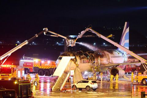 Zwei Ausleger mit Löschkanonen zielen auf ein Flugzeug in Südkorea