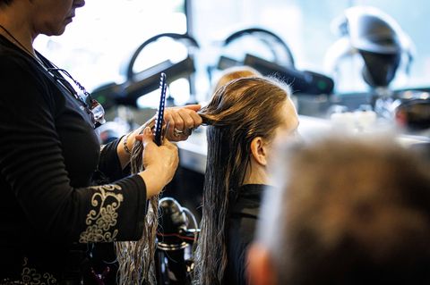 Eine Frau lässt sich beim Friseur die Haare schneiden. Darf man das im Homeoffice?