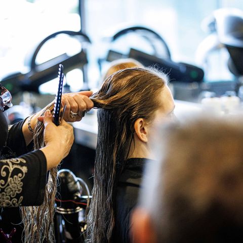 Eine Frau lässt sich beim Friseur die Haare schneiden. Darf man das im Homeoffice?
