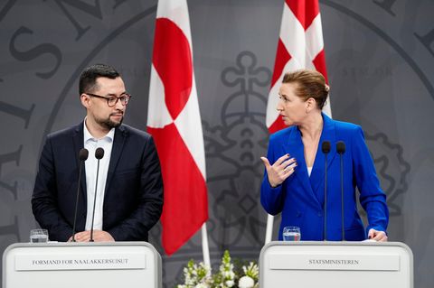 Dänemarks Ministerpräsidentin und ihr grönländischer Amtskollege sprechen auf einer Pressekonferenz in Christiansborg
