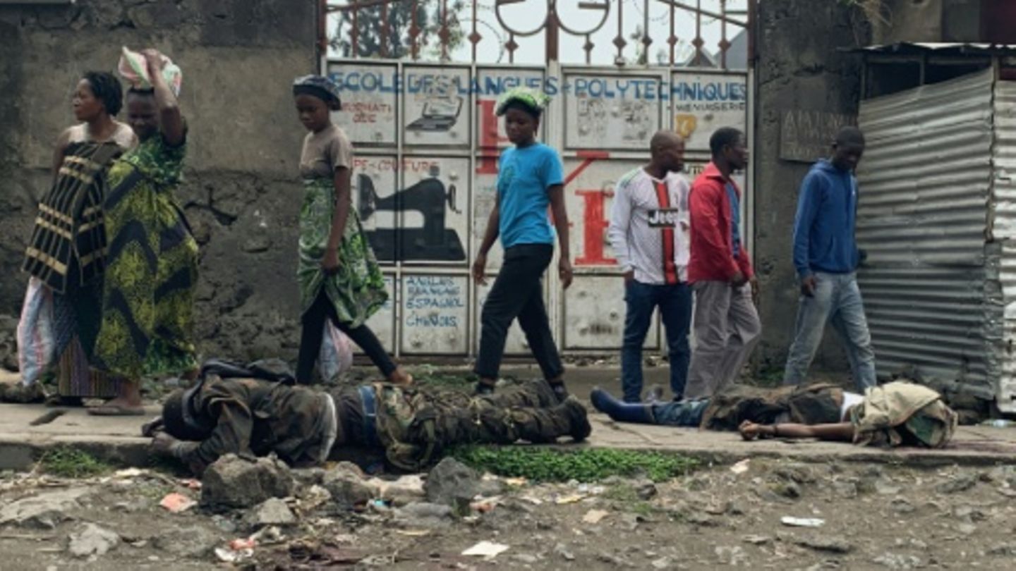 Leichen kongolesischer Soldaten liegen in Goma auf der Straße