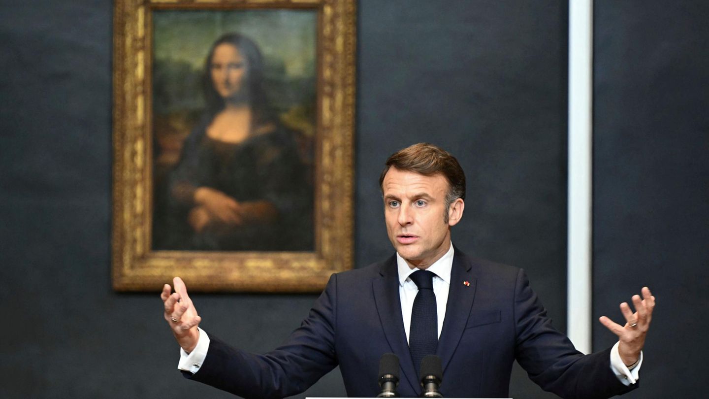 Der französische Präsident Emmanuel Macron steht neben der "Mona Lisa"