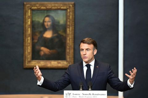 Der französische Präsident Emmanuel Macron steht neben der "Mona Lisa"
