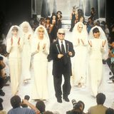Karl Lagerfeld umringt von Models in weißen Couture-Kleidern