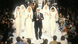Karl Lagerfeld umringt von Models in weißen Couture-Kleidern